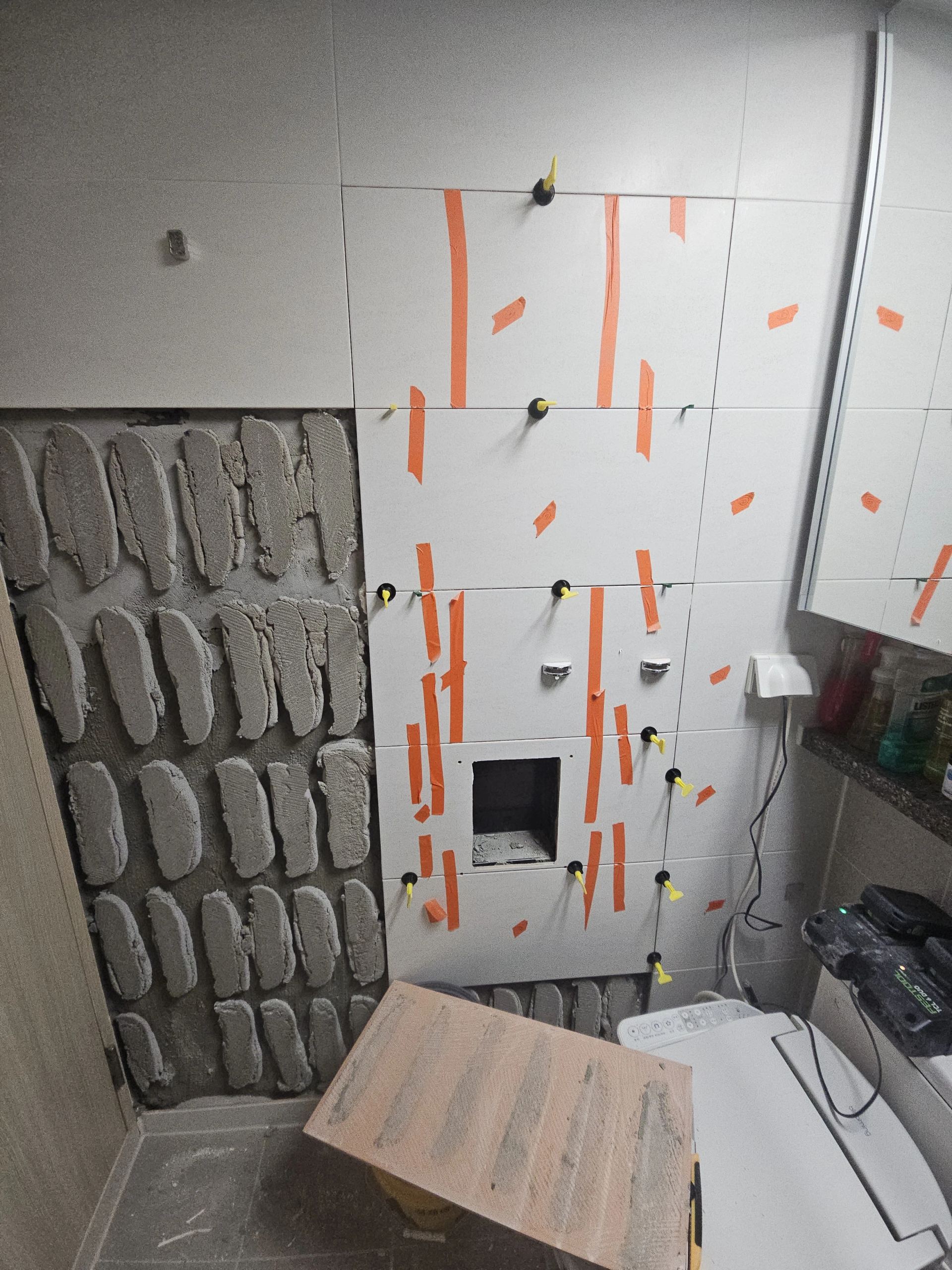 타일 시공 중 테이프 고정 및 미장